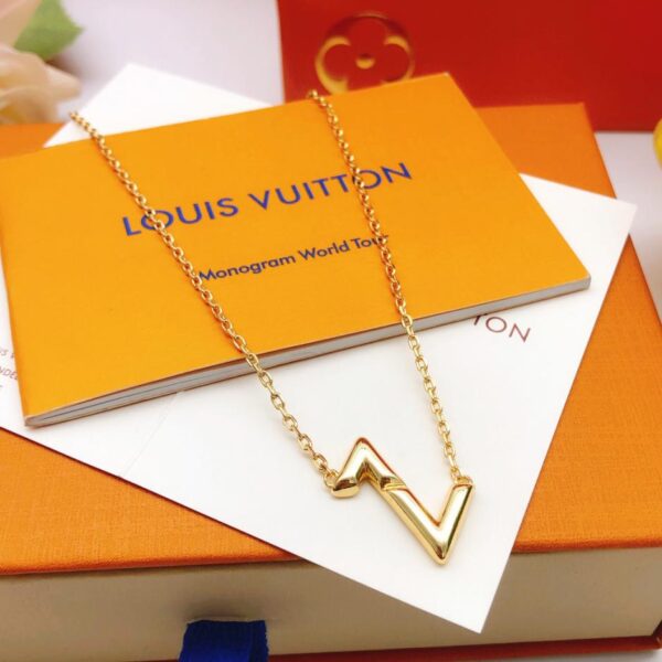 Louuis Vuitton dernier collier vv brillant (C02E)