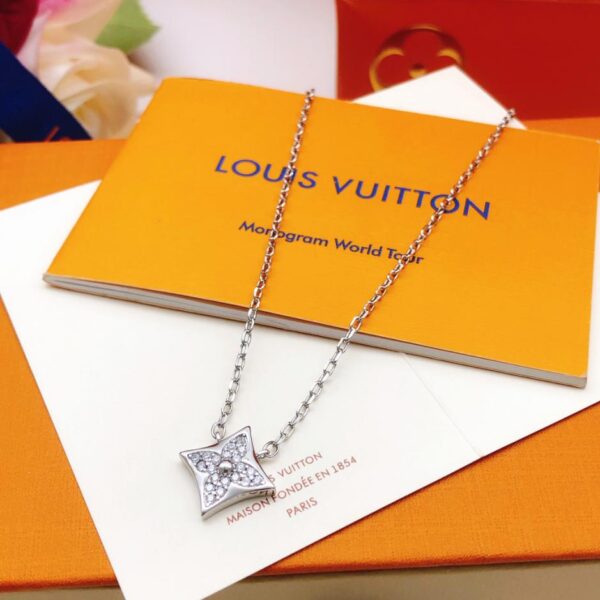 Louuis Vuitton dernier collier de presbytie en losange argenté (4A85)