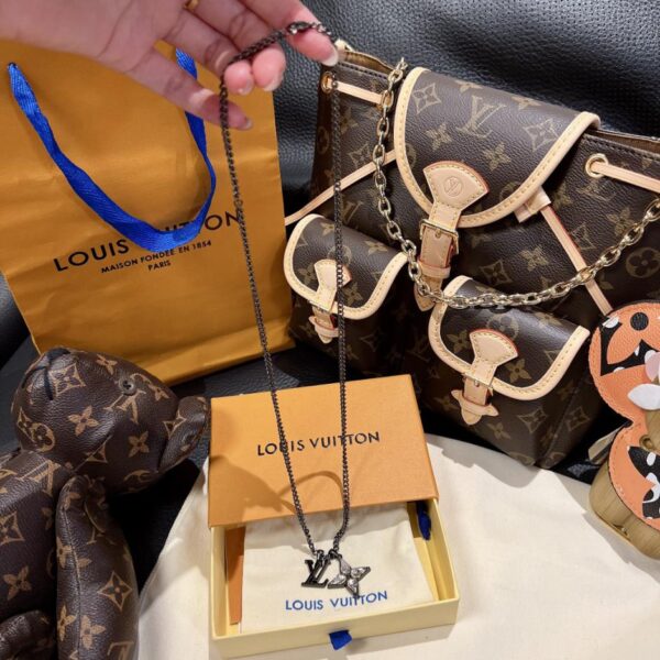 Louis Vuitton 𝐟𝐥𝐨𝐰𝐞𝐫 𝐜𝐮𝐭 collier de lettres de fleurs incrustées à la main synchronisées à la main (4073)