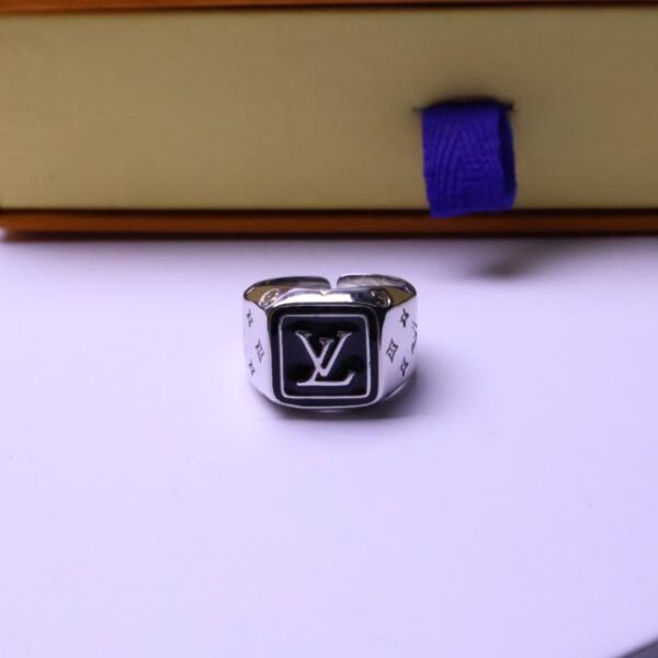 Chevalière de comptoir Louuis Vuitton argent or disponible en stock (6683)