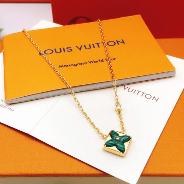 Louuis Vuitton dernier collier en nacre verte (A777)