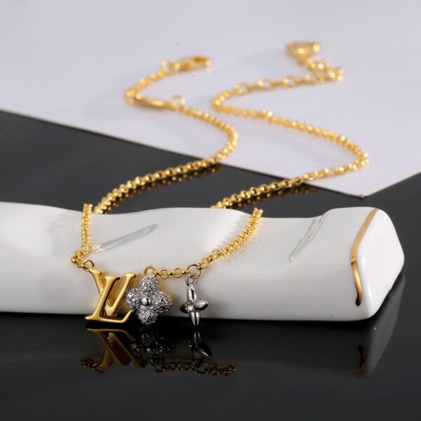 Collier de fleurs lettre Louis Vuitton (4118)