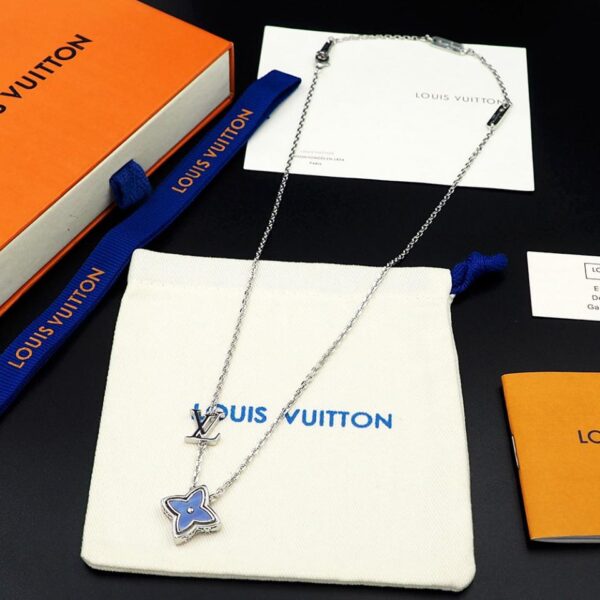 Le nouveau collier Flower Locket de Louis Vuitton (BBDE)