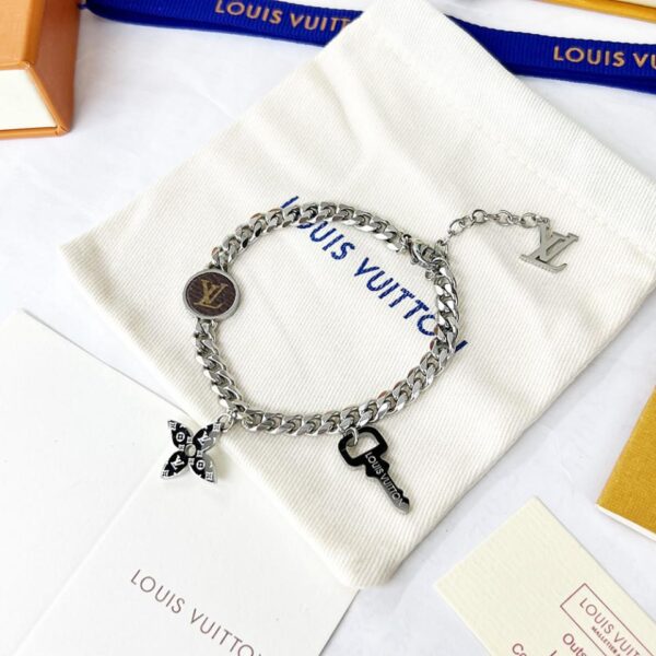 Le nouveau bracelet Monogram Lock de Louis Vuitton (2C92)