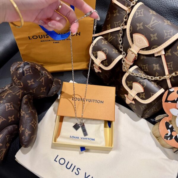 Collier plaque lettre en émail noir Louis Vuitton (5756)