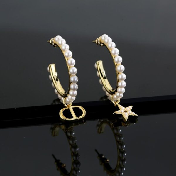 Dernières boucles d'oreilles asymétriques en perles Dior (RLOMR)