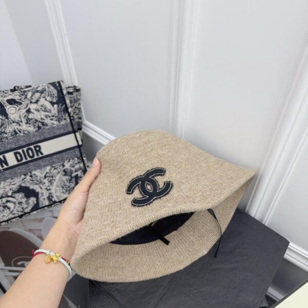 Bonnet tricoté en laine vierge CHANEL (XTM35)