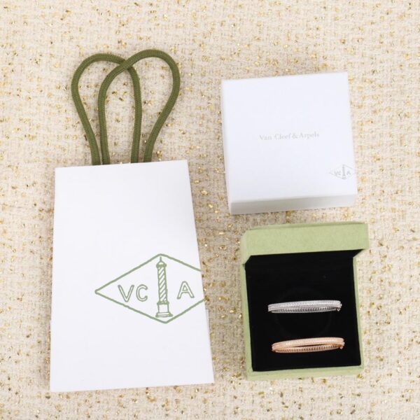 Boutique / Une version personnalisable en or massif du bracelet étroit en diamant VCA Perlee (0CJQH) est disponible.