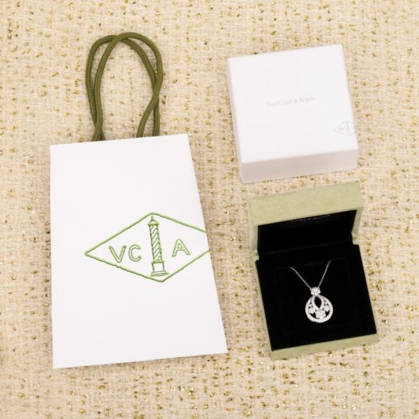 Boutique / Van Cleef & Arpels propose des colliers flocons de neige VCA sur mesure (5FHFT) en or véritable et diamants.