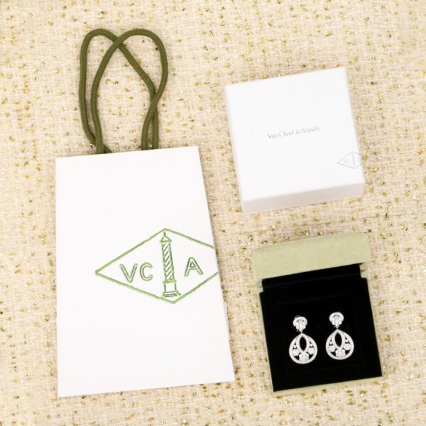 Boutique / Van Cleef & Arpels propose des boucles d'oreilles flocon de neige VCA sur mesure en or véritable et diamants (JIGWC).
