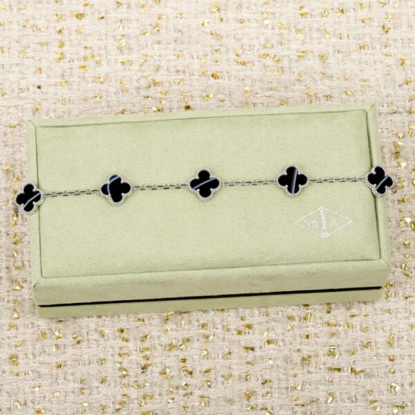 Boutique / Nouveau bracelet Van Cleef & Arpels en platine veiné à cinq fleurs, réalisé sur mesure avec de l'or véritable et des diamants (OSMC3).