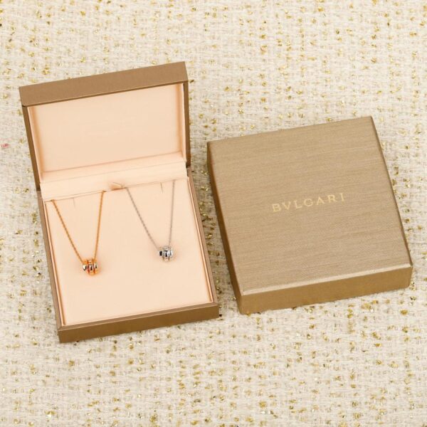 Boutique / Collier serpent à double boucle sans diamants. Version sur mesure en or 18 carats et diamants disponible. Collection Serpenti Viper (FBLYB)