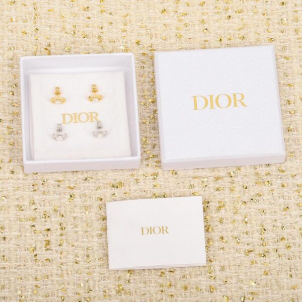 Boutique / [Les dernières boucles d'oreilles à perles de Dior] (EAUVJ)
