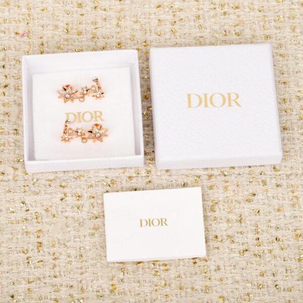 Boutique / Boucles d'oreilles en forme d'étoile à huit branches, personnalisables avec de l'or véritable et des diamants. Étoile des Vents réinterprète le motif classique de la rose des vents (TMG20).
