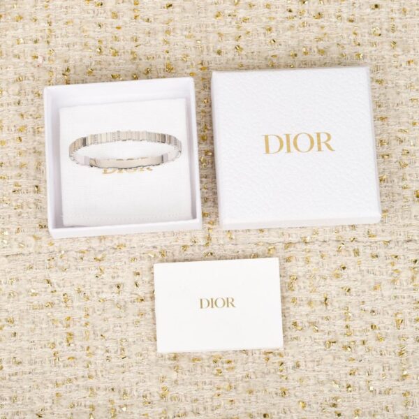 Boutique / Les bracelets GEM peuvent être fabriqués sur mesure avec de l'or véritable et des diamants (FOK1D).