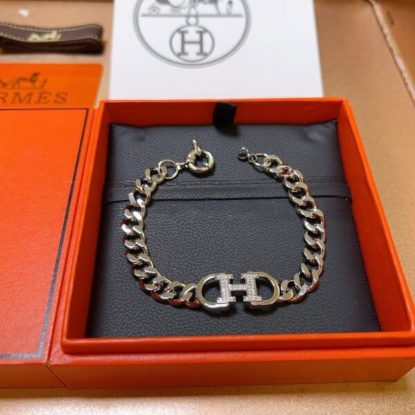 Boutique / Nouveau bracelet Hermès, version en platine plus épaisse (Q8MZ6)