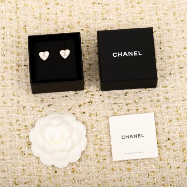 Boutique / 【Boucles d'oreilles Chanel en émail blanc en forme de cœur】(1XAZK)