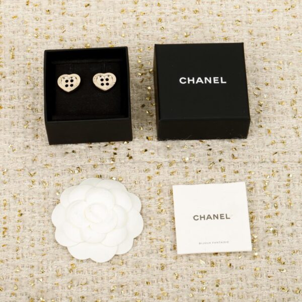 Boutique / 【Boucles d'oreilles Chanel en forme de cœur à bouton】(XE4B6)