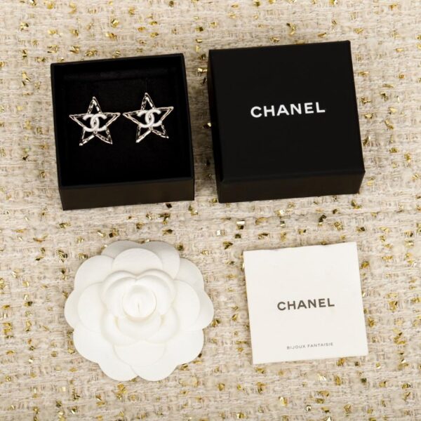 Boutique / 【Boucles d'oreilles Chanel en émail blanc en forme d'étoile à cinq branches】(MO98V)