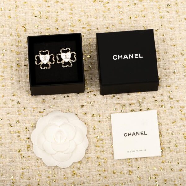 Boutique / 【Boucles d'oreilles Chanel en émail blanc en forme de cœur et de trèfle à quatre feuilles】(JRTJK)
