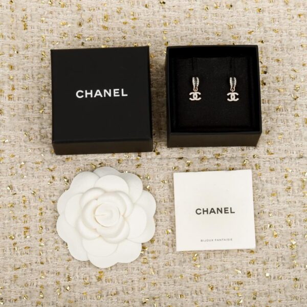 Boutique / 【Boucles d'oreilles Chanel 25B en résine époxy noire double C】(93MHJ)