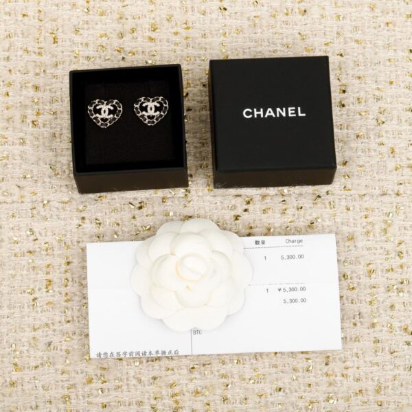 Boutique / 【Boucles d'oreilles Chanel en cuir en forme de cœur avec double C】(18XB0)