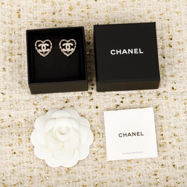 Boutique / Boucles d'oreilles à clip Chanel en forme de cœur ajouré et double C (U35SR)