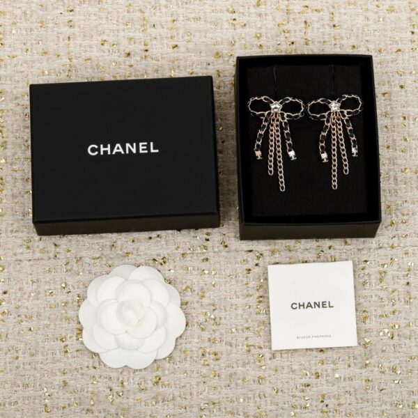 Boutique / 【Boucles d'oreilles Chanel en cuir noir avec nœud et pompon】(VOCU7)