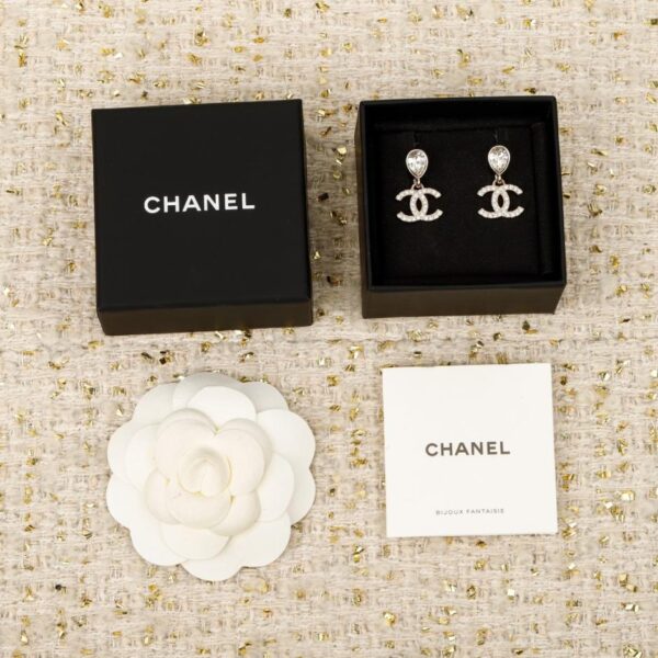 Boutique / 【Boucles d'oreilles à clip Chanel 25A en forme de larme avec strass et double C】(XXSUE)
