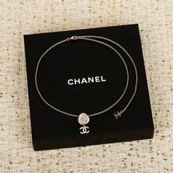 Boutique / Collier Chanel avec pendentif bouton rotatif côtelé brossé double C (X5L85)