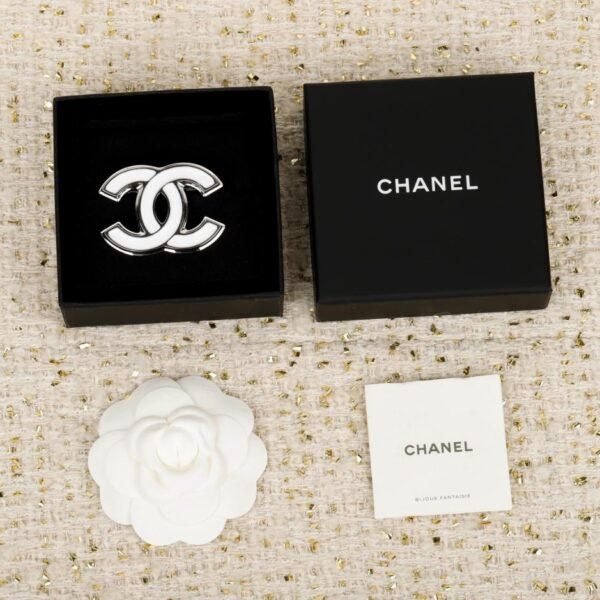 Boutique / 【Broche Chanel Double C en forme de goutte d'huile blanche】(HDWNN)