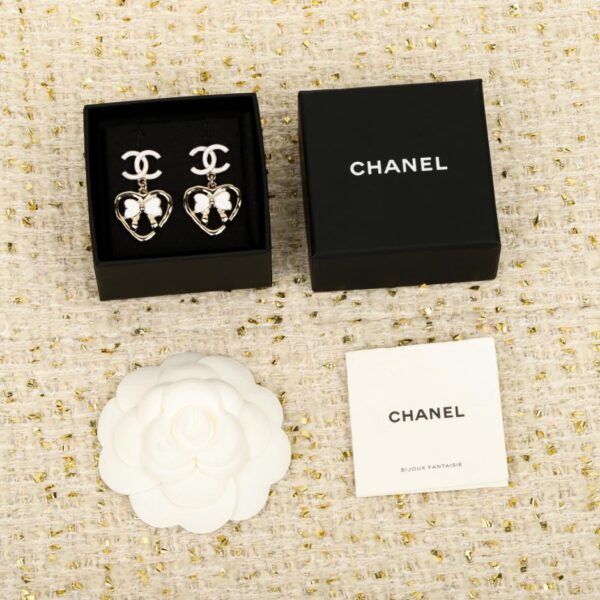 Boutique / 【Boucles d'oreilles Chanel en forme de cœur et nœud en émail blanc】(SRW0C)