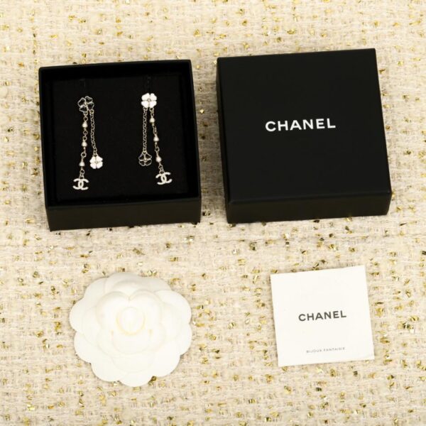 Boutique / Boucles d'oreilles Chanel pendentif camélia noir et blanc double C (61RWZ)