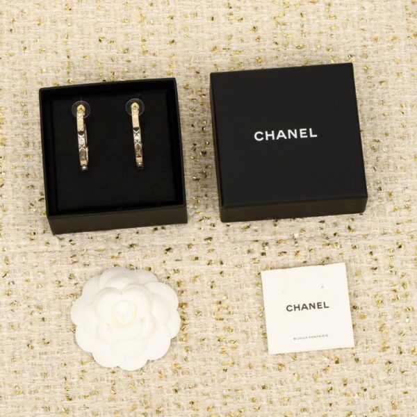 Boutique / 【Boucles d'oreilles Chanel matelassées à double C】(8L39E)