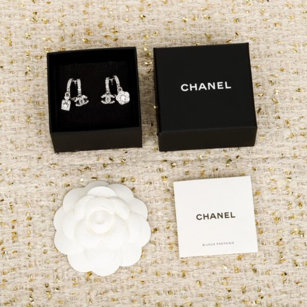 Boutique / Boucles d'oreilles asymétriques argentées Chanel version AB (5SHUC)
