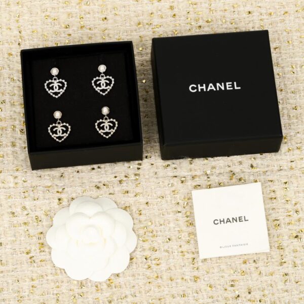 Boutique / 【Boucles d'oreilles Chanel en forme de cœur ajouré et perlé】25 (CFWKN)