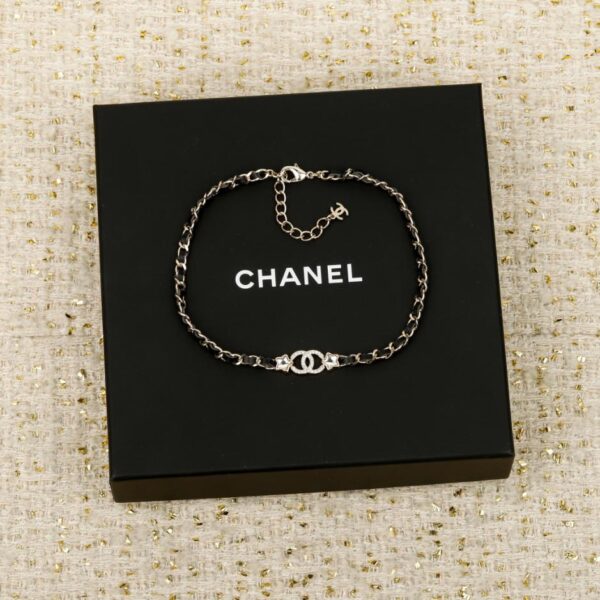 Boutique / 【Chanel Star C portant un ras-de-cou en chaîne de cuir】(UJ477)