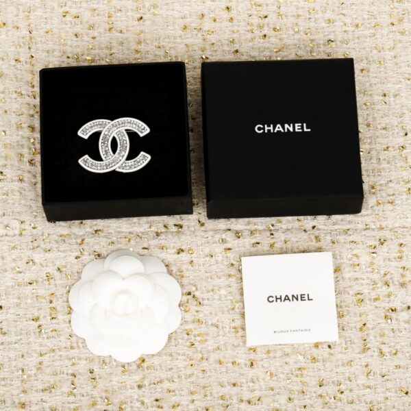 Boutique / 【Broche Chanel Double C entièrement sertie de diamants】(VUKUB)