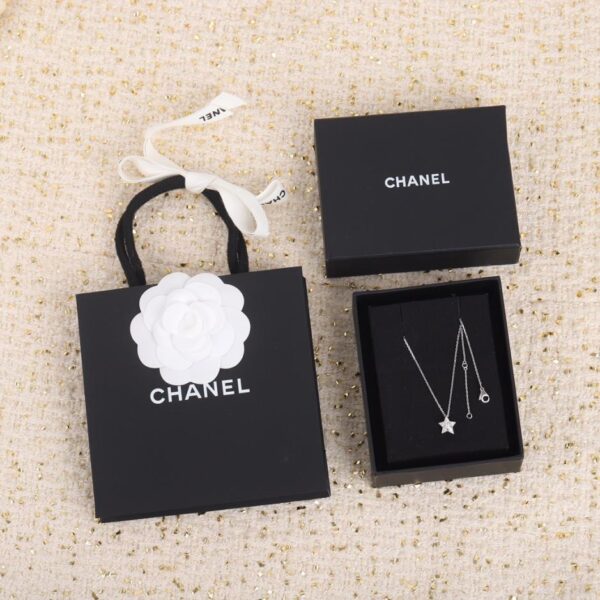 Boutique / Versions personnalisables avec or véritable et diamants ; version en argent sterling de qualité supérieure ; collier (Q9EK5).
