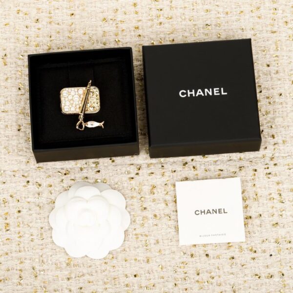 Boutique / Nouvelle broche : Broche carrée en forme de poisson Chanel (Q0G0W)