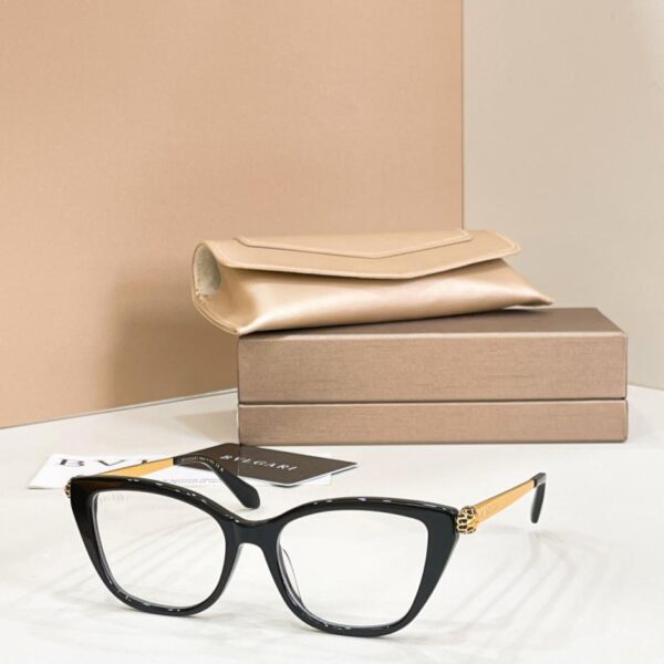 Les montures de lunettes Bulgari, modèle BV 50055I (AXCYAQ), peuvent être équipées de verres correcteurs.
