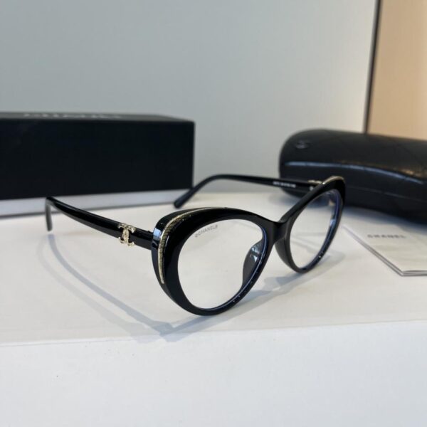 Les nouvelles lunettes de soleil œil-de-chat de Chanel (WQ4W7J)