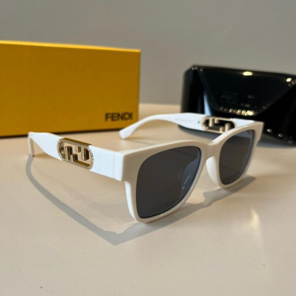 Lunettes de soleil Fendi, modèle unisexe (G99QD7)
